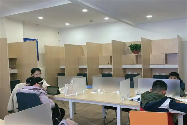 學易知AI自習室 智能教育咨詢服務(wù)的新標桿